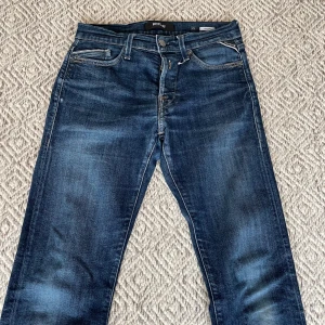 Replay jeans  - Säljer ett par mörkblå Replay jeans i modell Waitom. Jeansen är i mycket bra skick och har inga defekter. Det är storlek W29/L32. Vid minsta fråga eller fundering är det bara att höra av sig.🙌😄