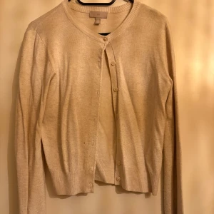 Beige kofta från H&M - Säljer en stilren beige kofta från H&M i storlek XS❤️🤭