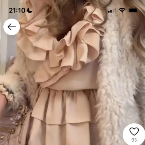 Volangblus hm - Säljer denna eftertraktade volangblusen i stl 36 då den inte kommer till användning, inga defekter!