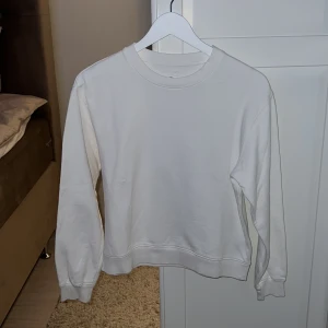 Sweatshirt  - Ganska ny och knappt använd. Lite kort men ganska normal passform 