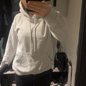 Grå hoodie - Grå hoddie i bra skick 