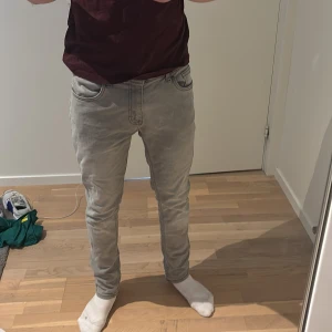 Grå slim fit jeans 30/30 - Snygga grå slim fit jeans från Defacto. De har en modern look med en smal passform och klassisk femficksdesign. Perfekta för en stilren vardagsoutfit. Storlek 30/30, xs. Men funkar även till s. Skriv om ni har frågor eller funderingar!