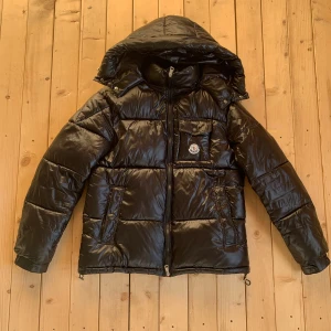 Moncler jacka med fungerade Nfc/Qr-kod - Säljer denna feta moncler jackan med fungerade Nfc och qr kod , Jackan är helt ny och tags till kommer , perfekt jacka för vintern ,  kan gå ner i pris vid snabb affär❗️