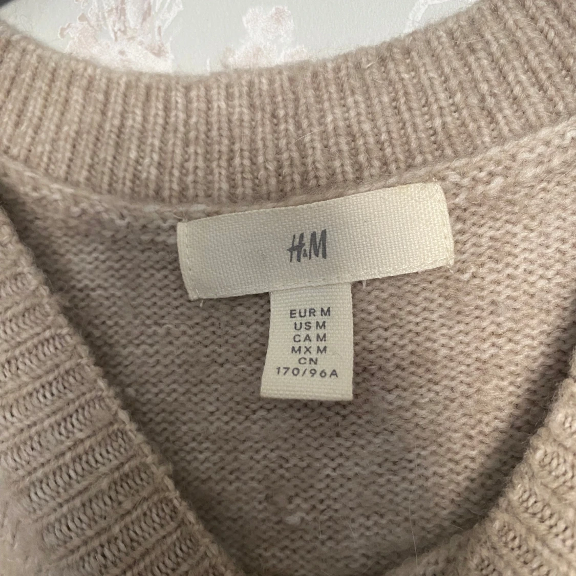 Beige stickad väst från H&M - 1