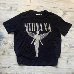 Nirvana t-shirt 🖤 - Mörkgrå t-shirt med Nirvana-tryck som ser vintage ut ~ Tröjan är i riktigt bra skick 🖤