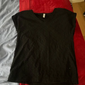 Svart topp från Soyaconcept - Säljer min snygga svarta topp från Soyaconcept💓 Perfekt för tjej middagar!