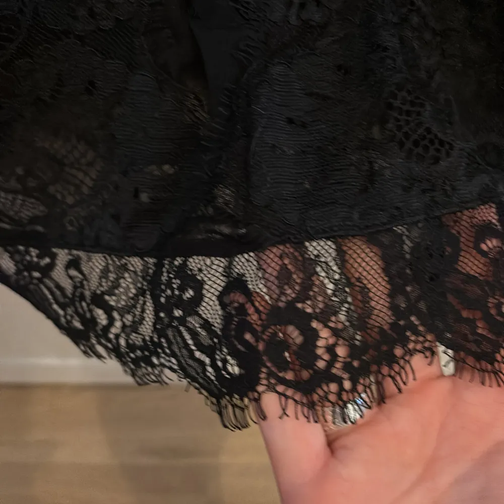 Super fin spets topp perfekt för en fest ifrån bikbok. Super enkel att styla och göra de lite extra fint med.. Yläosat.