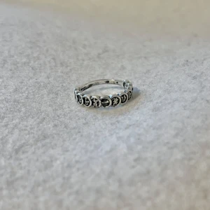 Chinese coin ring - US storlek 7/7.5, diameter cirka 17.3–17.8 mm, omkrets cirka 54.5–56 mm.  Blanda och matcha dina favoriter! Köp flera artiklar tillsammans för rabatt och spara på frakten.  #silver #ring #vintage #smycken #klassisk