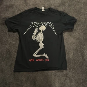 Yeezus Tour Tee - Säljer denna feta yeezus tour tishan ja köpte för flera år sedan på en facebook grupp. Inte 100 om den är autentisk därav priset. Storlek L men sitter närmare en M. Sparsamt använd, pm för mer frågor