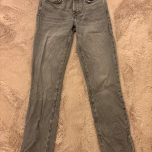 Grå jeansbyxor - Snygga grå jeansbyxor med klassisk design. De har en rak passform och är perfekta för vardagen