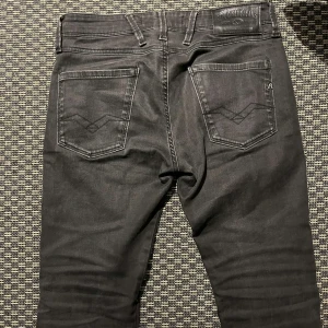 Replay Anbass - Säljer ett par feta replay anbass i storlek W29-30L de har tyvärr ett litet hål vid knät men de går att sy. |Nypris 1200kr vårt pris 250kr😍| tar också emot byten🔃Vid mer frågor kontakta gärna oss😃