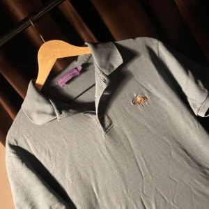 Purple Label - Säljer en fet PK från märket Purple label Rauplh Lauren🐎🇮🇹den är i nytt skick men behöver strykas | nypris runt 4000kr vårt pris 1299kr😍 | Tillbehör endast tröjan 👕. Tar också emot byten 🔃inga defekter och vid eventuella frågor kontakta oss😁