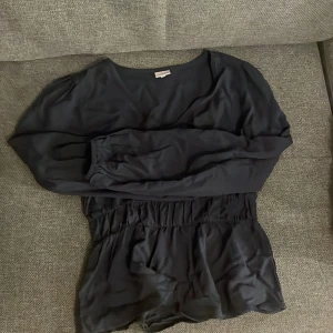 Mörkblå blus  - En tunn v ringad blus, jättbekväm och snygg när man inte vill vara för uppfixad men ändå fin 