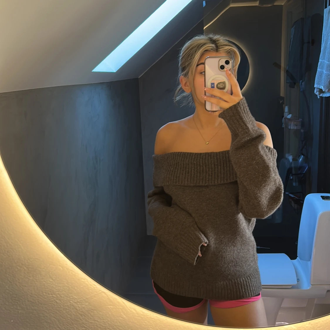 Brun offshoulder tröja från Neo Noir - 4