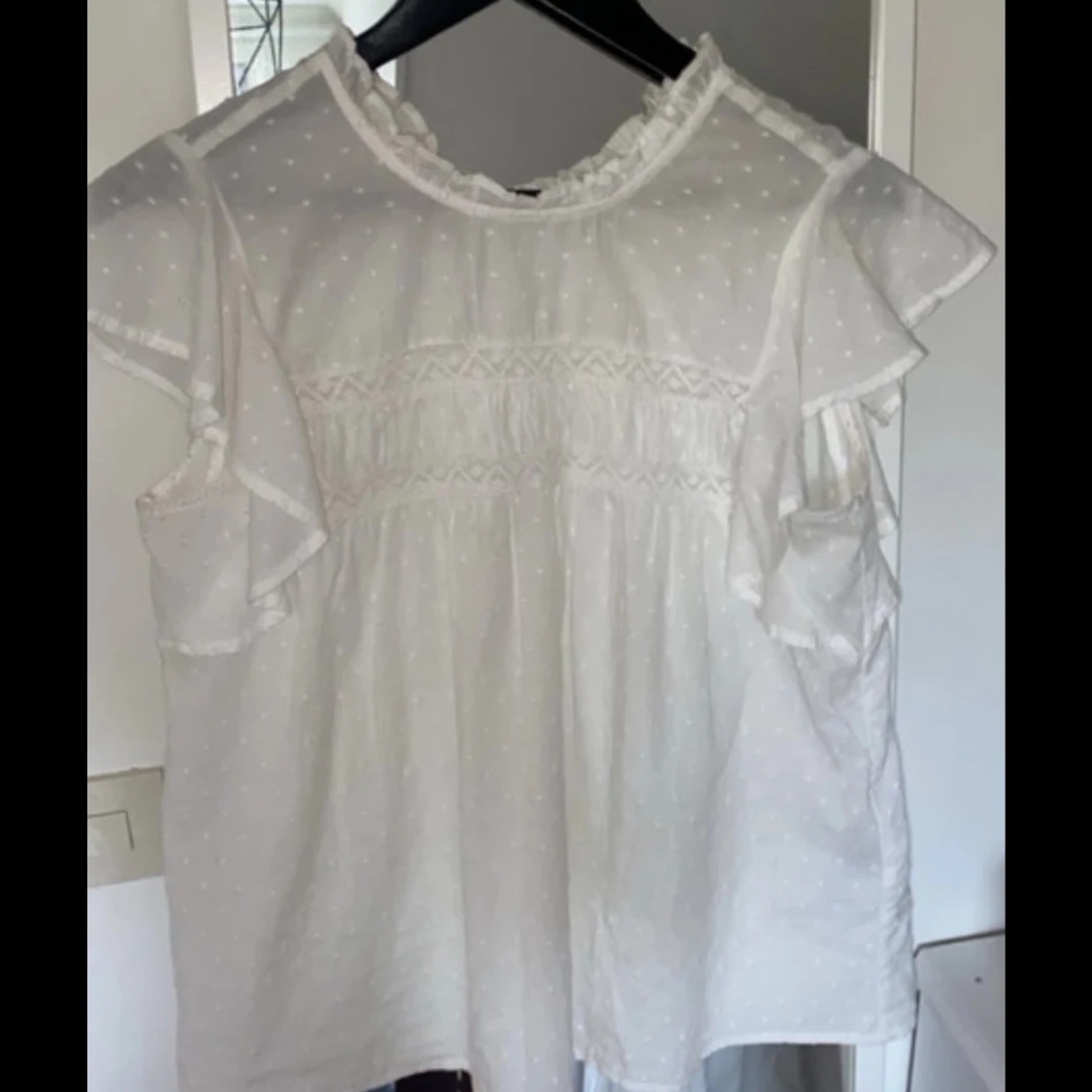 Vit blus med spetsdetaljer - 1