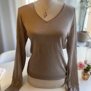 V-ringad tröja - En långärmad v-ringad tröja som är i okej skick. Tröjan är lite sliten men inget man riktigt ser enligt mig. Tunnt och väldigt bekvämt 😊i storlek M (uppskattning)