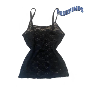 Svart spetslinne  - Snyggt svart spetslinne med blommigt mönster. Linnet har smala axelband.