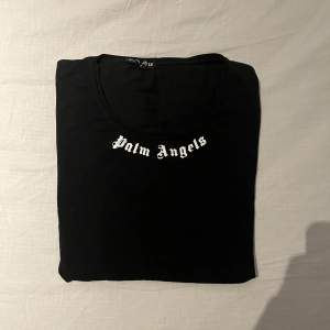 Palm angels T-shirt för kvinnor i storlek S. Fint skick. 