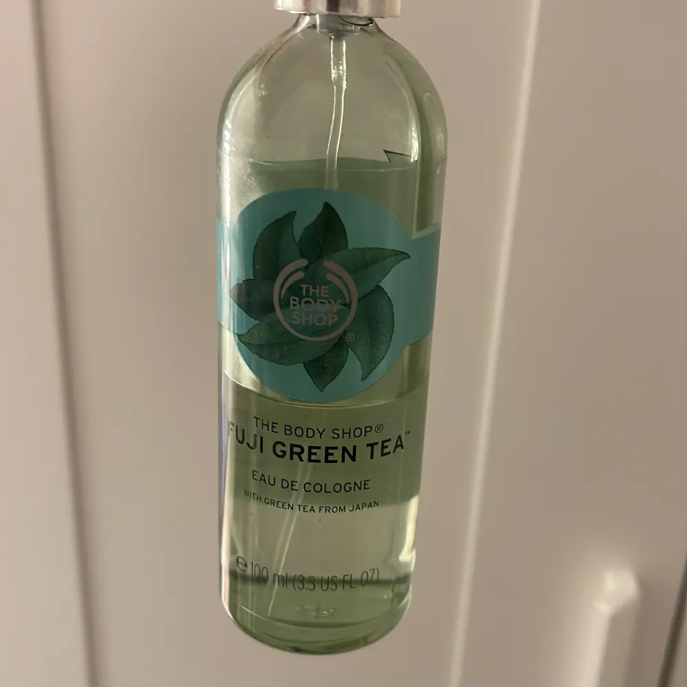 En bra body mist ifrån the body shop ! Typ hälften kvar skriv för mer info och priset går alltid att diskuteras!💕. Parfym.