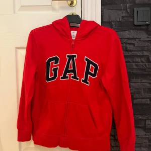 Zip hoddie  - En röd Zip hoddie från Gap. I bra skick. Barnstorlek lik 170.  Pris kan diskuteras , fler bilder finns vid intresse.💓 