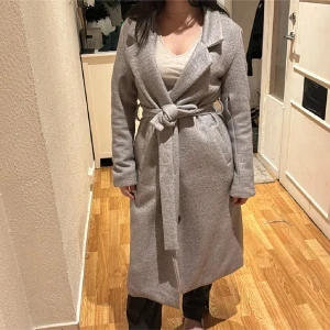 snyggaste kappan❤️ - snyggaste kappan köpt utomlands. sååå fin och passar s/m Kolla gärna mina andra kappor💕💕