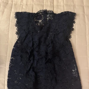 Spetstopp - Säljer denna ursnygga spetstopp från Zara💙Helt slutsåld online. Den har använts två gånger😋 På tredje bilden ser ni hur hållaren till knappen där bak gått sönder, därav billigare pris💘Perfekt till fest 🎉 