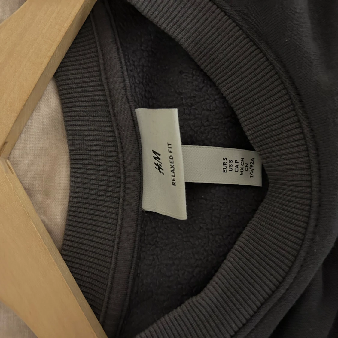 Grå sweatshirt med tryck - 91