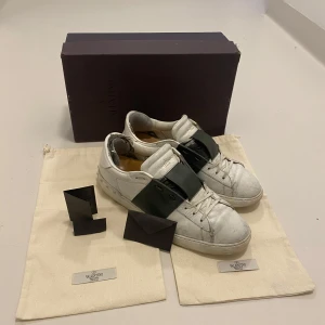 Valentino open - Rikgit feta svarta Valentino open som är i relativt dåligt skick, finns tyvärr ingen skomakare där jag bor men går nog att fixa upp Rikgit fint med en skomakare, låda+ 2 dustbags+ små saker kuvert/papper+ crease skydd ingår Skriv vid minsta fråga eller fundering🔥👍