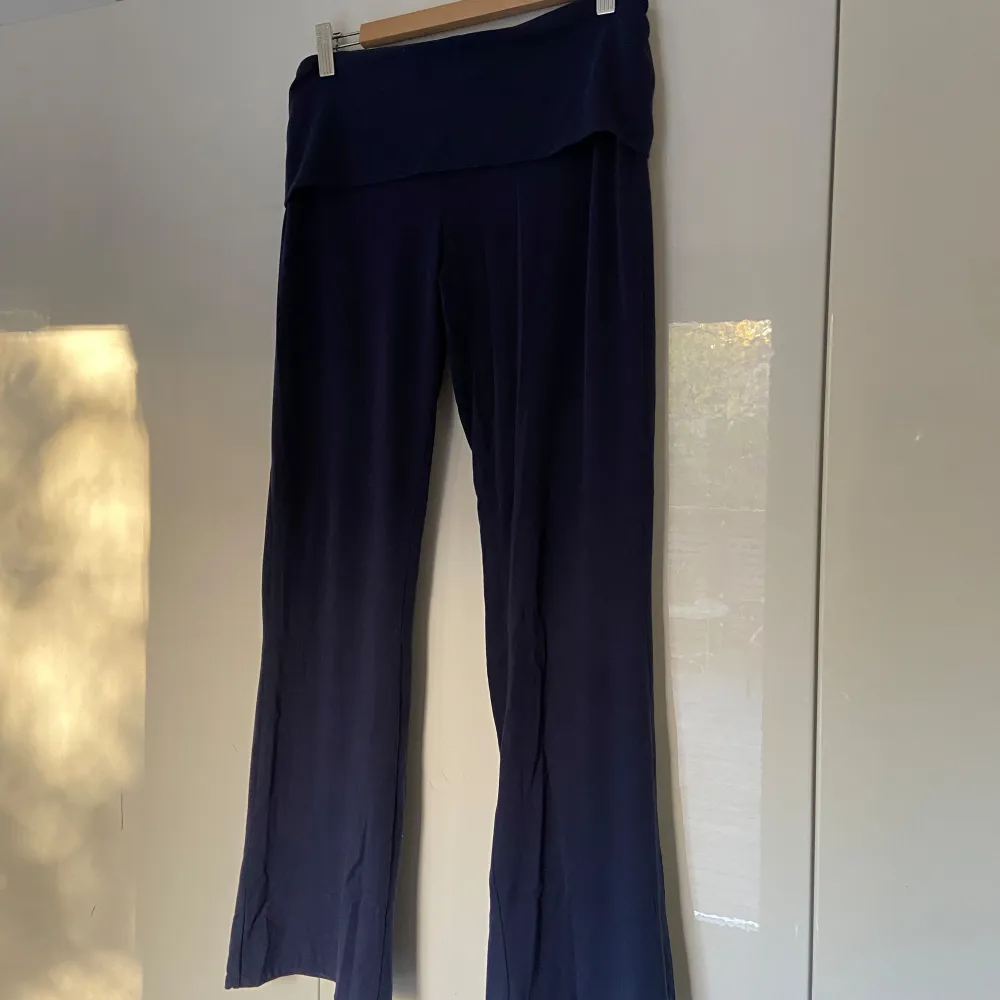 Yoga pants från Gina Tricot. Fint skick. Dem är uppsydda efter mig som är 1.63 cm. . Jeans & Byxor.