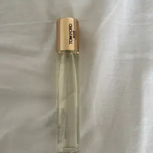 Säljer en elegant Tom Ford Noir Extreme Eau de Parfum. Flaskan är smal och stilren med en gyllene kork och svart text. Perfekt för den som vill ha en lyxig doftupplevelse. Flaskan innehåller 33 ml och är lätt att ta med sig. Passar både till vardags och fest. Det är ca 22-25 ml kvar i flaskan. PRIS KAN DISKUTERAS.