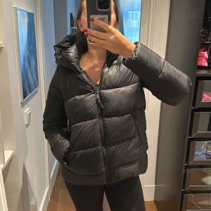 Pufferjacka - Svart pufferjacka perfekt nu till höst/vinter. 