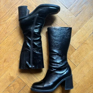 Shaft boots Our Legacy - Size 38 EU  Carry over collection   Svarta boots i läder,  höstskor med klack från Our Legacy.     Orginal pris: 6500 Super skick.   