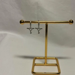 Örhängen  - Snygga örhängen! Finns i silver  Köp för 89kr/st Eller 169kr/paret. Modell 133 Smyckes ställningen finns även att köpa för 299kr!
