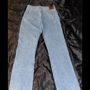 Lågmidjade raka jeans  - Lågmidjade blåa raka jeans från bikbok, använda få tal gånger för något år sedan. Storlek W26 L30 (skulle säga att de är XS) 🩵inga defekter! 