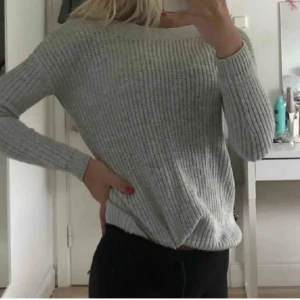 Stickad tröja - Grå stickad tröja med knytning i ryggen😊