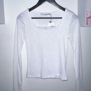 Vit spets uringad tröja - Säljer en vit spets uringad tröja ifrån lager 157 helt ny med prislapp. 🤍