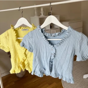 Chiquelle topp - Två söta toppar i blått och gult, de är onesize men passar dig som är en XS/S. Säljer båda tillsammans eller 80kr/ styck