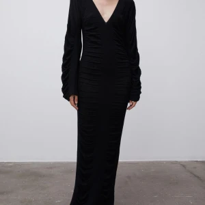 Delisa dress, By Malene Birger - Delisa dress, By Malene Birger i svart.  Underbar stickad klänning i stlk XS. Stretchig i tyget och passar mig som vanligen är S, sitter dock åt lite mer än på bilden. Hittar ingenting att anmärka på.