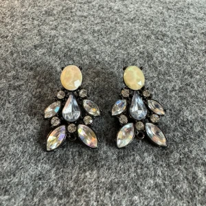 Festörhängen med kristaller  - Nya festörhängen i svart metall (nickelfria) Supersnygga till en enkel stass