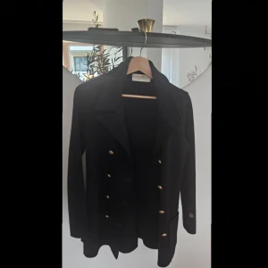 .En jättefin kofta ifrån Busnel i storleken 36, jättebra skick och har inga håll eller skador, valde att sälja den pågrund av att den inte komme till användning.💖 - En jättefin kofta ifrån Busnel i storleken 36, jättebra skick och har inga håll eller skador, valde att sälja den pågrund av att den inte komme till användning.💖