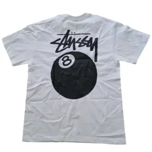 Fet stüssy tee säljer pga inte kommit till användning o behöver pengar! pris pga fläckar! 🙌