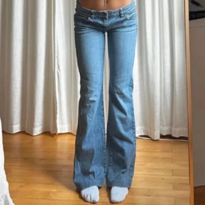 Lågmidjade jeans  -  lågmidjade jeans, köpta second hand! Midjemått är ca 41 men stretchig, innebenslängden är  79. Det sitter ett knutet snöre på insidan av byxan som gör att de sitter lite bättre, men det går att klippa bort! Lite slitna längst ner! Läs bio ! 💕