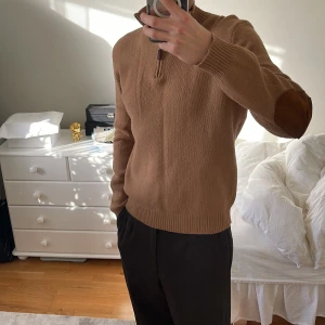 Ralph Lauren zip tröja - Äkta ralph lauren tröja i senaps/brun färg och ull, utmärkt skick, enbart haft på mig enstaka gånger Pris kan diskuteras 