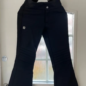 Skidbyxor 8848 Altitude - Softshell skidbyxa i smal passform. Använda en säsong.