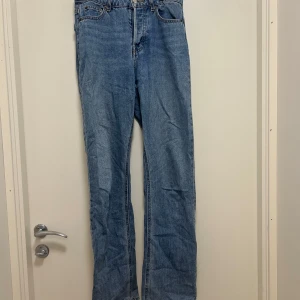 Blå jeans - Ett par vanliga blåa jeans, de är använda men har mycket tid kvar!