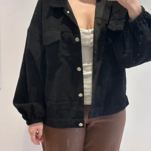 Oversized jacka ofodrad - Snygg svart ofodrad jacka i oversized stil. Med en tjocktröja under är den perfekt för höst/vår. 