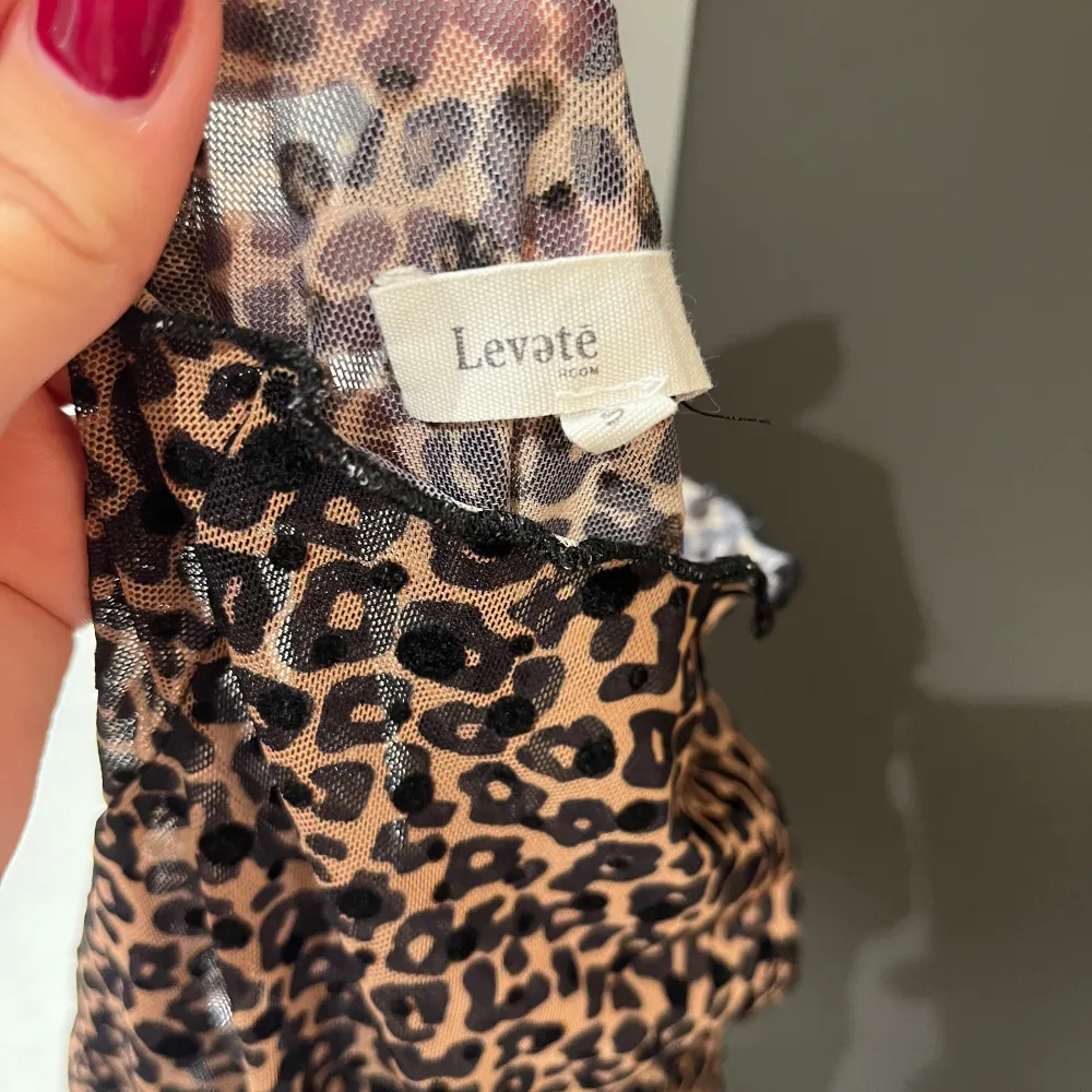  See through topp med leopard print🐆     Från Levǝtē ⁉️Original pris 800kr.  Sällan använd . Blusar.