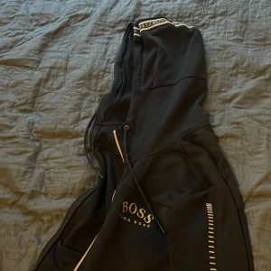 Hugo Boss Tröja - 9/10, Storlek L, I Befantligt skick och en väldigt sällsyn tröja!!!