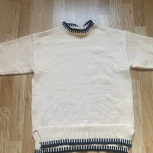 Komfort sweetshirt - Beskväm, mysig sweetshirt! Fick som present från en hemsida som kallas Nuvelle. Ord pris:499 Oanvänd!