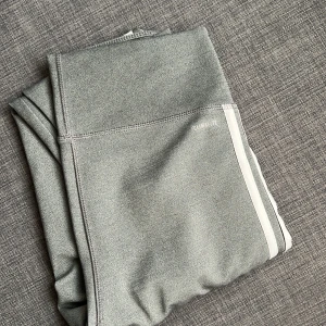 Träningsbyxor  - Säljer ett par träningsbyxor från Adidas! Väldigt bra skick och storlek S✨